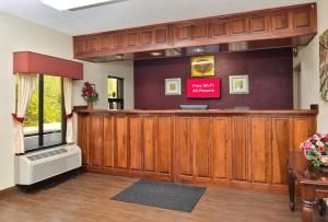 un bar in una sala d'attesa con pannelli in legno di Red Roof Inn Cartersville-Emerson-LakePoint North a Cartersville