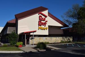 un cartello rosso per il fuoco sul lato di un edificio di Red Roof Inn PLUS+ University at Buffalo - Amherst ad Amherst