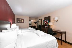 Letto o letti in una camera di Red Roof Inn PLUS+ University at Buffalo - Amherst