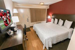 Letto o letti in una camera di Red Roof Inn PLUS+ University at Buffalo - Amherst
