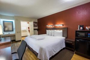Letto o letti in una camera di Red Roof Inn PLUS+ University at Buffalo - Amherst