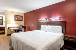 Letto o letti in una camera di Red Roof Inn PLUS+ University at Buffalo - Amherst
