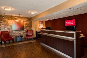 TV a/nebo společenská místnost v ubytování Red Roof Inn Rockford East - Casino District