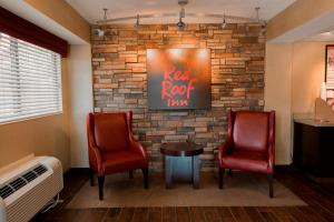 Posezení v ubytování Red Roof Inn Rockford East - Casino District