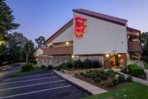 un restaurante con un cartel en el lateral de un edificio en Red Roof Inn Atlanta - Smyrna/Ballpark en Atlanta