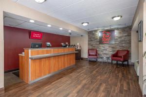 a bar at a fast food restaurant with two red chairs at Red Roof Inn Atlanta - Smyrna/Ballpark in Atlanta