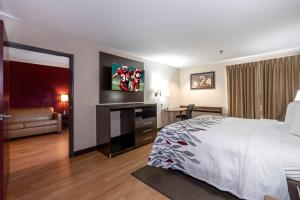 Tempat tidur dalam kamar di Red Roof Inn & Suites Dover Downtown