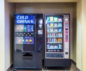 dos máquinas expendedoras de bebidas frías en una habitación en Red Roof Inn & Suites Dover Downtown, en Dover