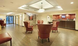 una sala de espera con sillas y un bar en un hospital en Red Roof Inn PLUS+ Austin South en Austin