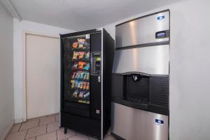 uma máquina de venda automática com refrigerantes e bebidas em Red Roof Inn Abingdon em Abingdon