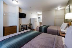 Un pat sau paturi într-o cameră la Hometowne Studios by Red Roof Winston-Salem - University Pkwy