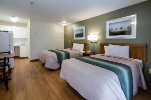 Postel nebo postele na pokoji v ubytování HomeTowne Studios by Red Roof Winston-Salem - University Pkwy + 23 fotografií