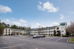 un parking en face d'un grand bâtiment dans l'établissement Hometowne Studios by Red Roof Winston-Salem - University Pkwy, à Winston-Salem