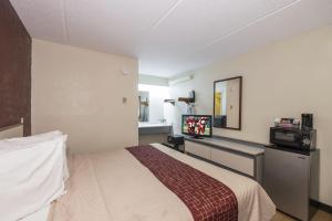 Krevet ili kreveti u jedinici u okviru objekta Red Roof Inn Atlanta-Norcross