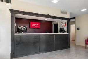 マレーにあるRed Roof Inn Murrayのロビーには「ここにあった」と書かれた看板がある