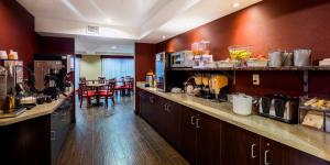 Příslušenství pro přípravu čaje a kávy v ubytování Red Roof Inn PLUS+ & Suites Malone