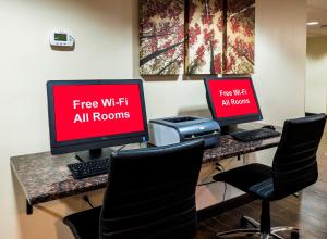 TV a/nebo společenská místnost v ubytování Red Roof Inn PLUS+ & Suites Malone