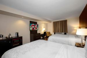 Postel nebo postele na pokoji v ubytování Red Roof Inn PLUS+ & Suites Malone