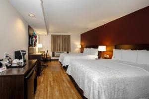Postel nebo postele na pokoji v ubytování Red Roof Inn PLUS+ & Suites Malone