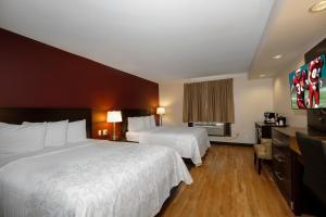 Postel nebo postele na pokoji v ubytování Red Roof Inn PLUS+ & Suites Malone