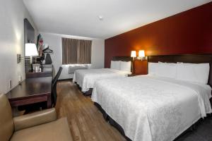 Postel nebo postele na pokoji v ubytování Red Roof Inn PLUS+ & Suites Malone