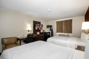Postel nebo postele na pokoji v ubytování Red Roof Inn PLUS+ & Suites Malone