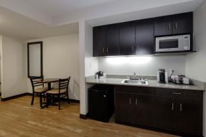 Kuchyň nebo kuchyňský kout v ubytování Red Roof Inn PLUS+ & Suites Malone