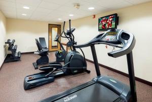 Fitness centrum a/nebo fitness zařízení v ubytování Red Roof Inn PLUS+ & Suites Malone