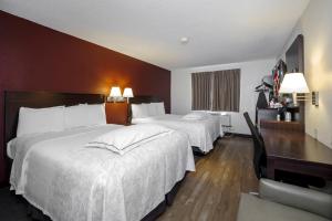 Postel nebo postele na pokoji v ubytování Red Roof Inn PLUS+ & Suites Malone