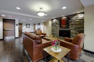 Posezení v ubytování Red Roof Inn PLUS+ & Suites Malone