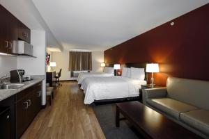Postel nebo postele na pokoji v ubytování Red Roof Inn PLUS+ & Suites Malone