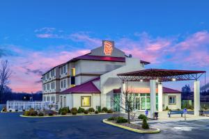GeorgetownにあるRed Roof Inn Georgetown, IN - Louisville Westの建物の横に看板のあるホテル