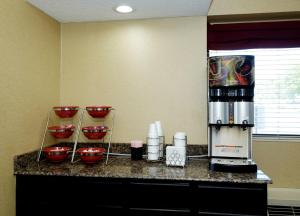 Imagen de la galería de Red Roof Inn Columbus West - Hilliard, en New Rome