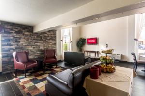 una sala de espera con un sofá y una mesa con fruta. en Red Roof Inn Wichita Falls, en Wichita Falls