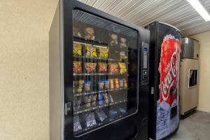 una máquina expendedora llena de bebidas y refrescos en Red Roof Inn Atlanta - Suwanee/Mall of Georgia en Suwanee