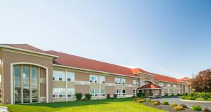 een uitzicht op een gebouw bij Red Roof Inn Batavia in Batavia