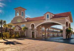 un gran edificio con una torre encima en Red Roof Inn PLUS+ St. Augustine en St. Augustine