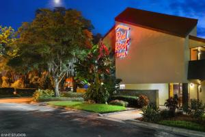 um edifício com um sinal de néon na lateral em Red Roof Inn Tampa Fairgrounds - Casino em Tampa