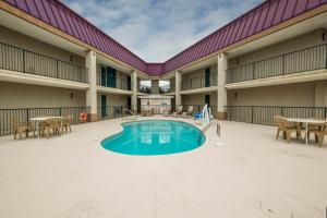 ein leerer Pool im Innenhof eines Gebäudes in der Unterkunft Red Roof Inn Mobile North – Saraland in Saraland