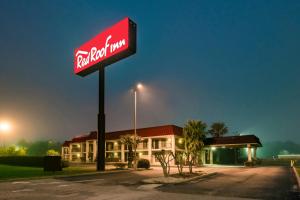 un cartel en frente de un hotel motel en Red Roof Inn Mobile North – Saraland, en Saraland