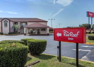 a red red roof inn sign in front of a building at Red Roof Inn Sumter in Sumter