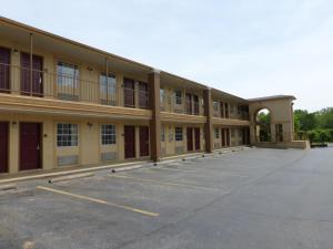 an empty parking lot in front of a building at Red Roof Inn Columbia, TN in Columbia