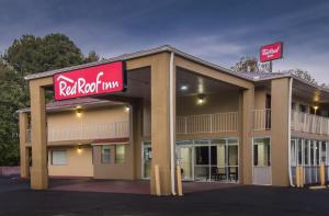 una señal de motel de roca roja en el lado de un edificio en Red Roof Inn Acworth - Emerson - LakePoint South, en Acworth