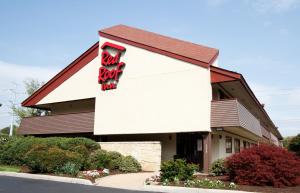 法明頓山的住宿－Red Roof Inn Detroit - Farmington Hills，大楼一侧有标志的餐厅