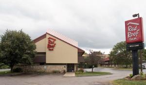 a red roof motel sign in front of a building at Red Roof Inn Kalamazoo West - Western Michigan U in Kalamazoo