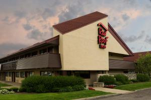 a red rock inn sign on the side of a building at Red Roof Inn Dayton North Airport in Dayton