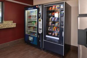 dos máquinas expendedoras en una habitación con bebidas en Red Roof Inn Champaign - University, en Champaign