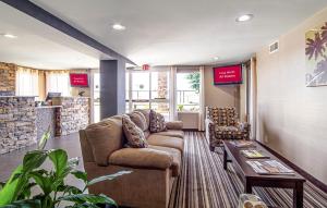 ein Wohnzimmer mit 2 Sofas und einem Tisch in der Unterkunft Red Roof Inn & Suites Greenwood, SC in Greenwood