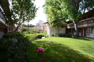 Κήπος έξω από το Red Roof Inn San Dimas - Fairplex
