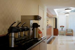 uma cozinha com uma placa de fogão num quarto em Red Roof Inn San Dimas - Fairplex em San Dimas